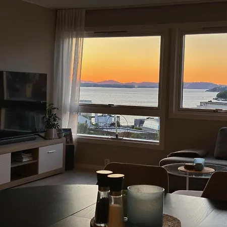 Modern With Sea View דירה